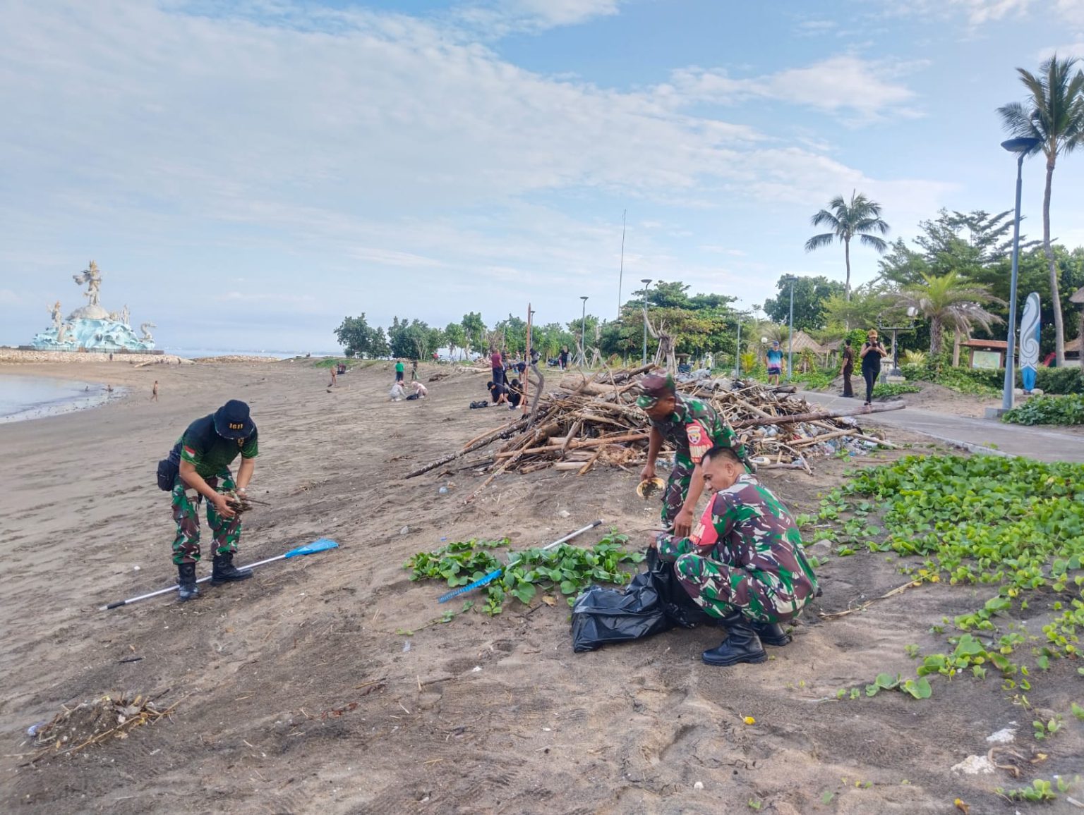 Peran Serta Babinsa Kuta Dalam Karya Bakti Pembersihan Pantai