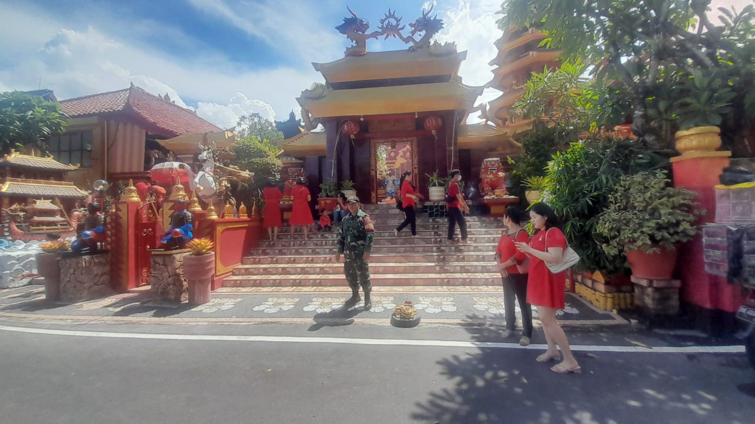Pastikan Berlangsung Aman, Babinsa Pemogan Pantau Kegiatan Tahun Baru Imlek 2575