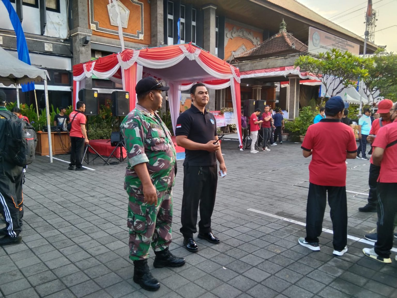 Dalam Rangka Hut Ke-42 Lembaga Layanan Pendidikan Tinggi Wilayah VIII, Babinsa Penatih Amankan Jalan Santai