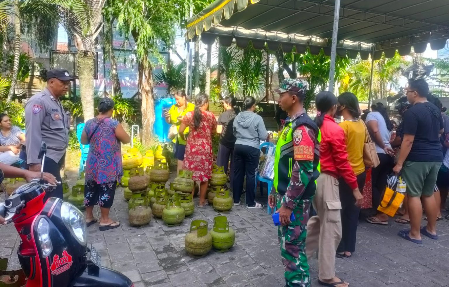 Babinsa Padangsambian Kaja Amankan Pasar Murah Diwilayah Binaan