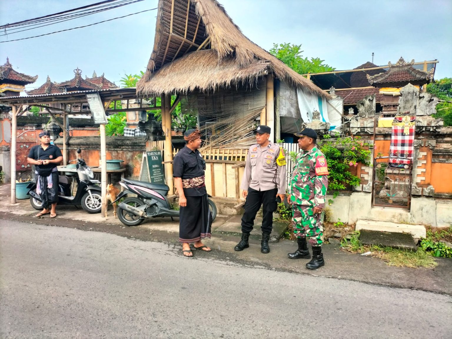 Pastikan Aman dan Lancar Babinsa Canggu Pantau Upacara Ngaben