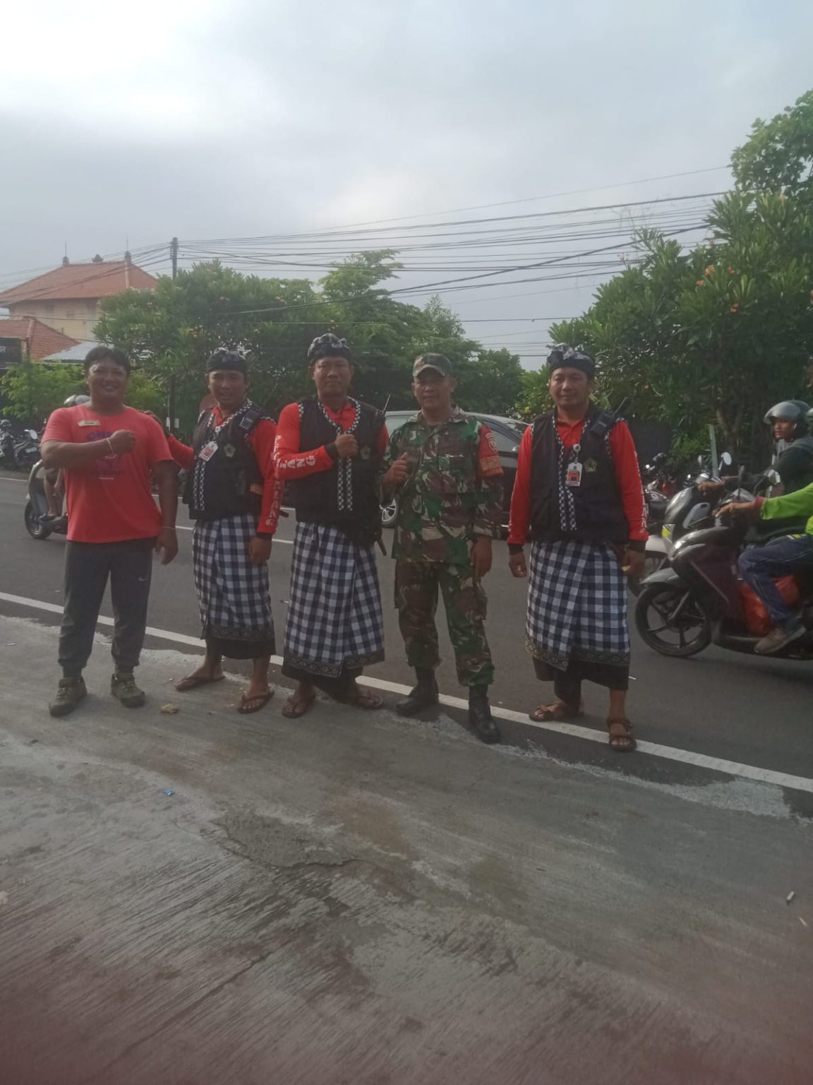 Pastikan Aman Babinsa Padangsambian Pantau Jalan Santai Dalam Rangka Hut LPD Ke-34