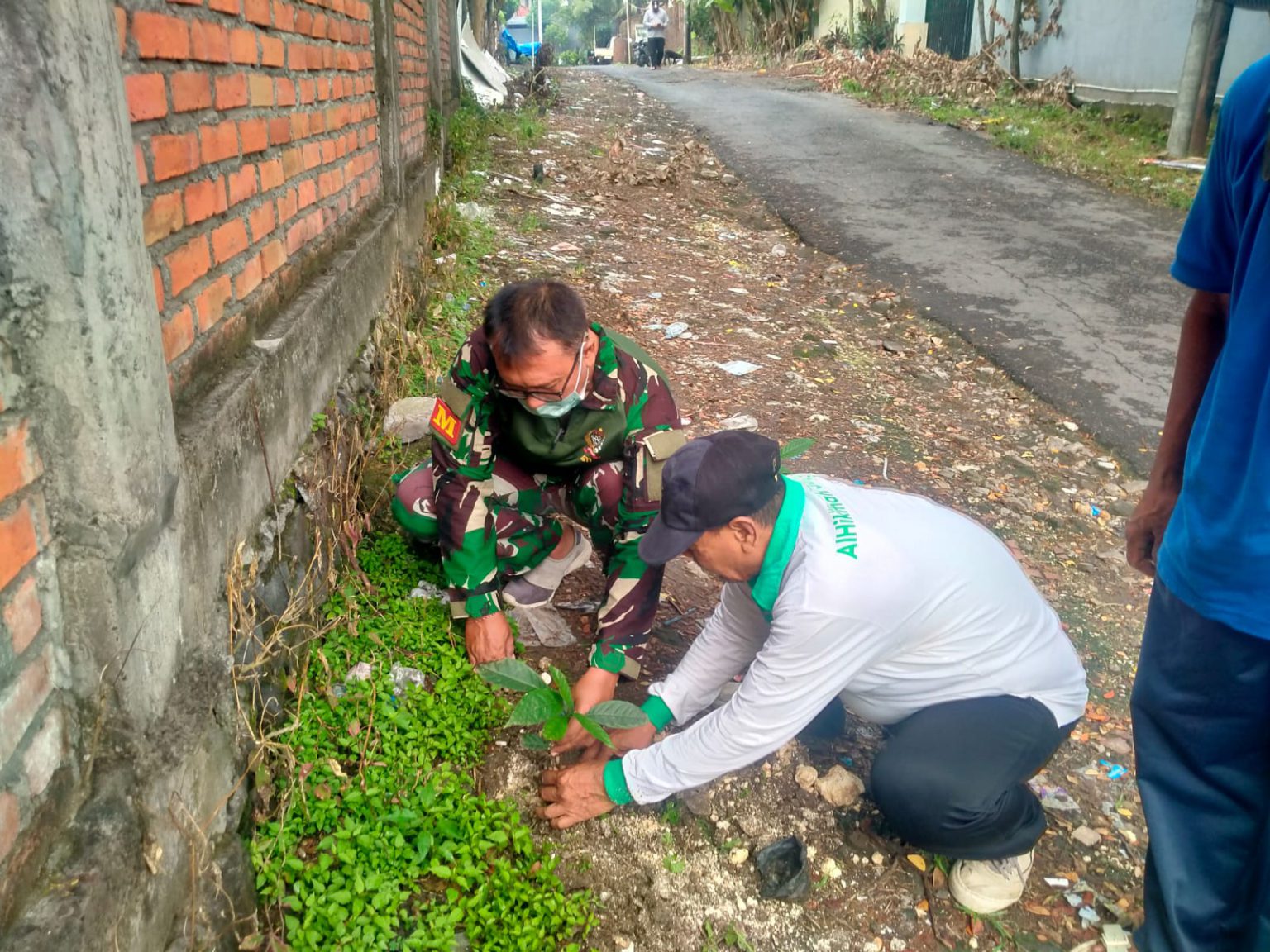 Tingkatkan Kelestarian Lingkungan, Babinsa Padangsambian Turut Serta Penanaman Pohon