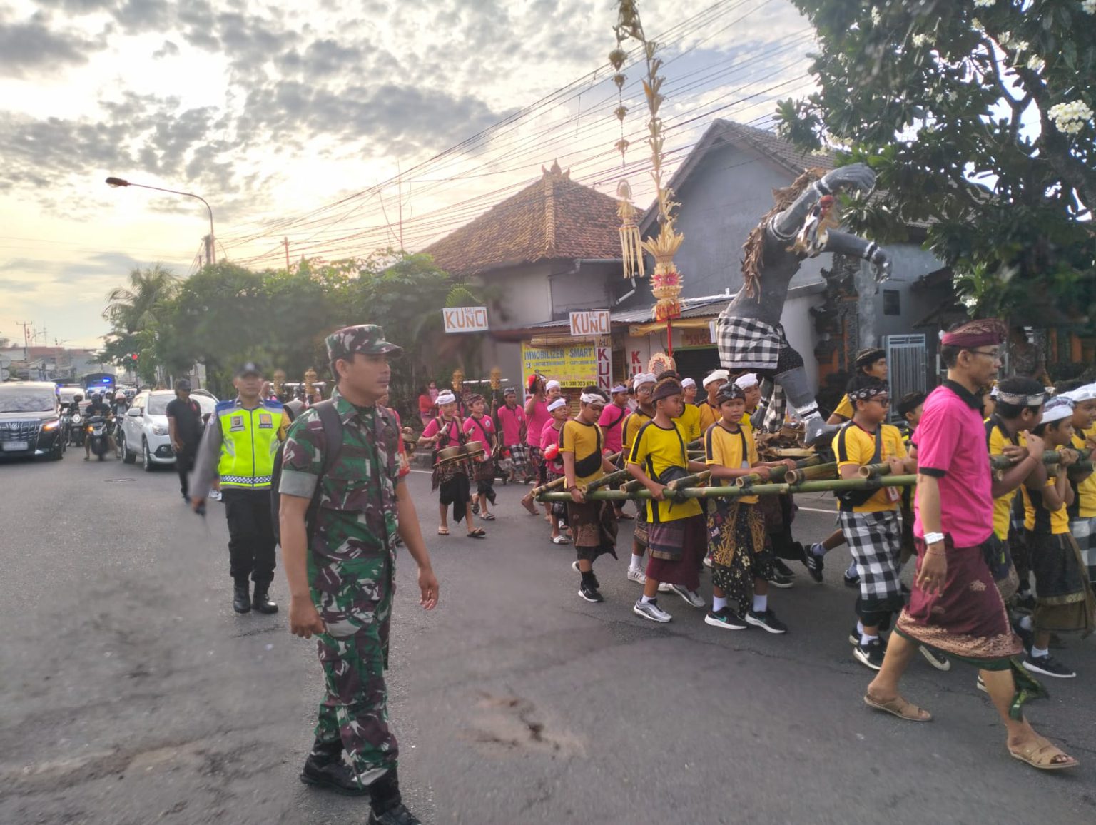 Pastikan Berjalan Aman, Babinsa Tonja Pantau Pawai Ogoh-ogoh Anak SD