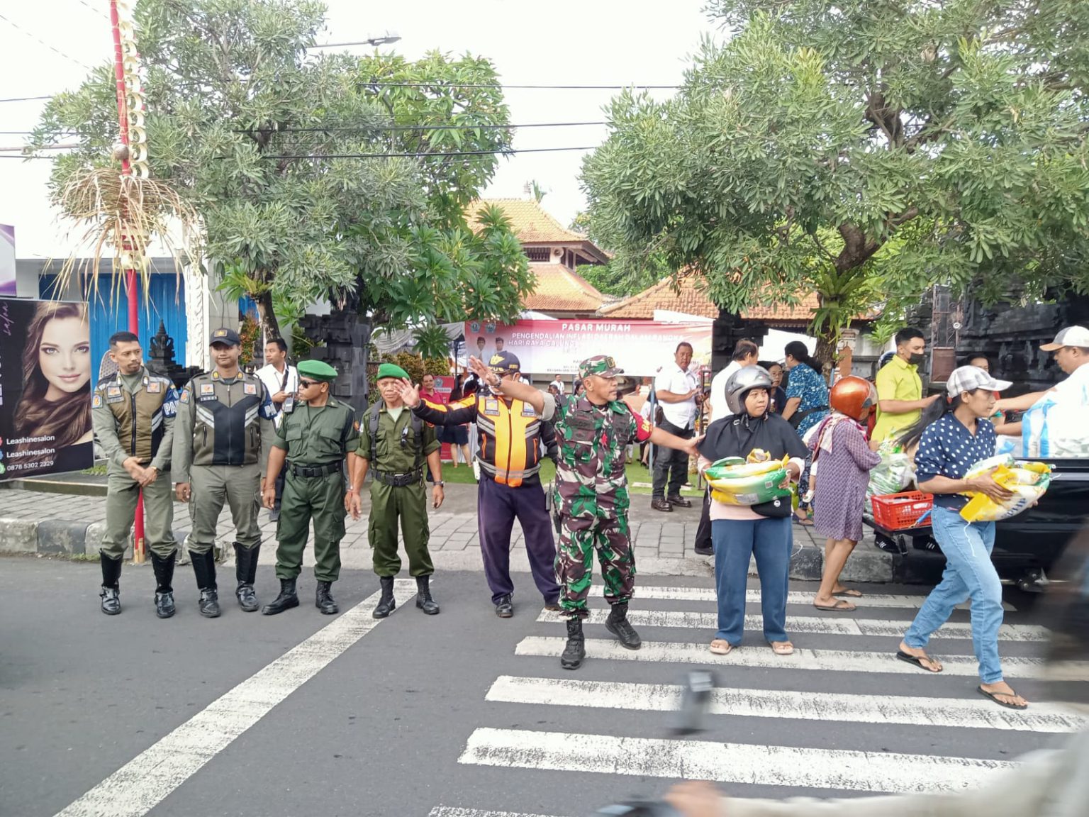 Sinergitas Babinsa dan Aparat Setempat Terkait Pasar Murah