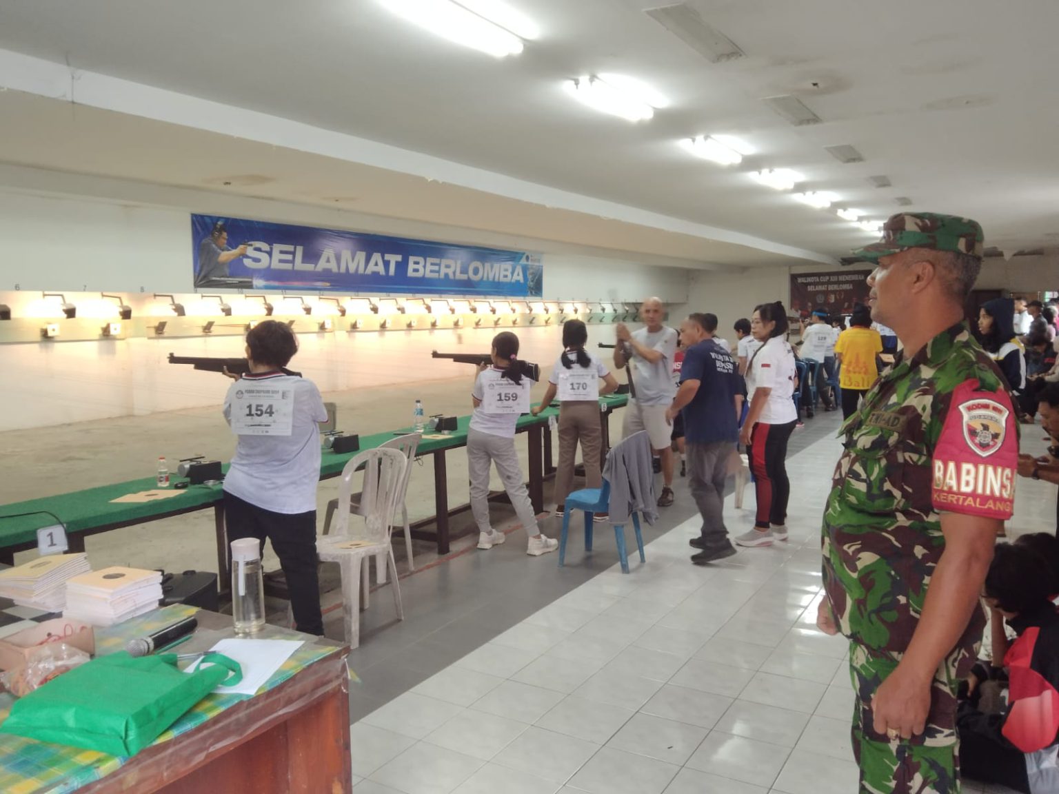 Babinsa Kesiman Atensi Turnamen Menembak Porsenijar Denpasar