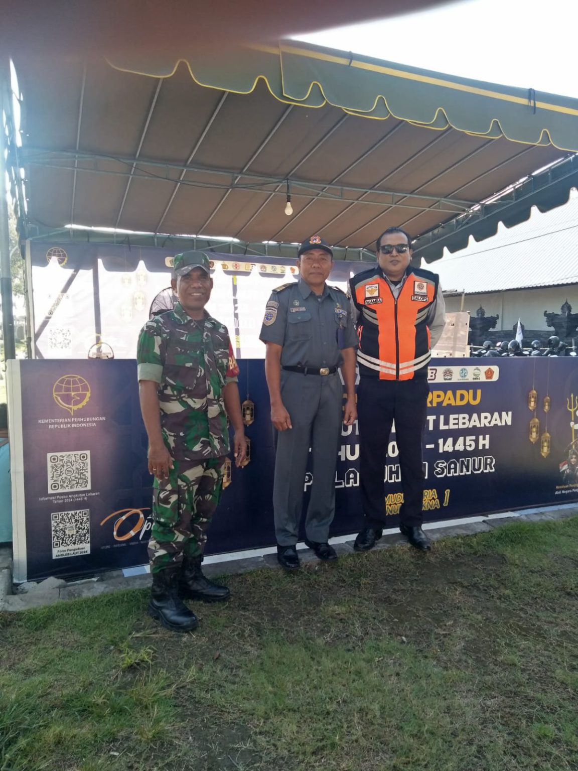 Cegah Tindak Kriminal Saat Mudik Babinsa Kelurahan Sanur, Tingkatkan Pengamanan Di Pelabuhan Tahun 2024