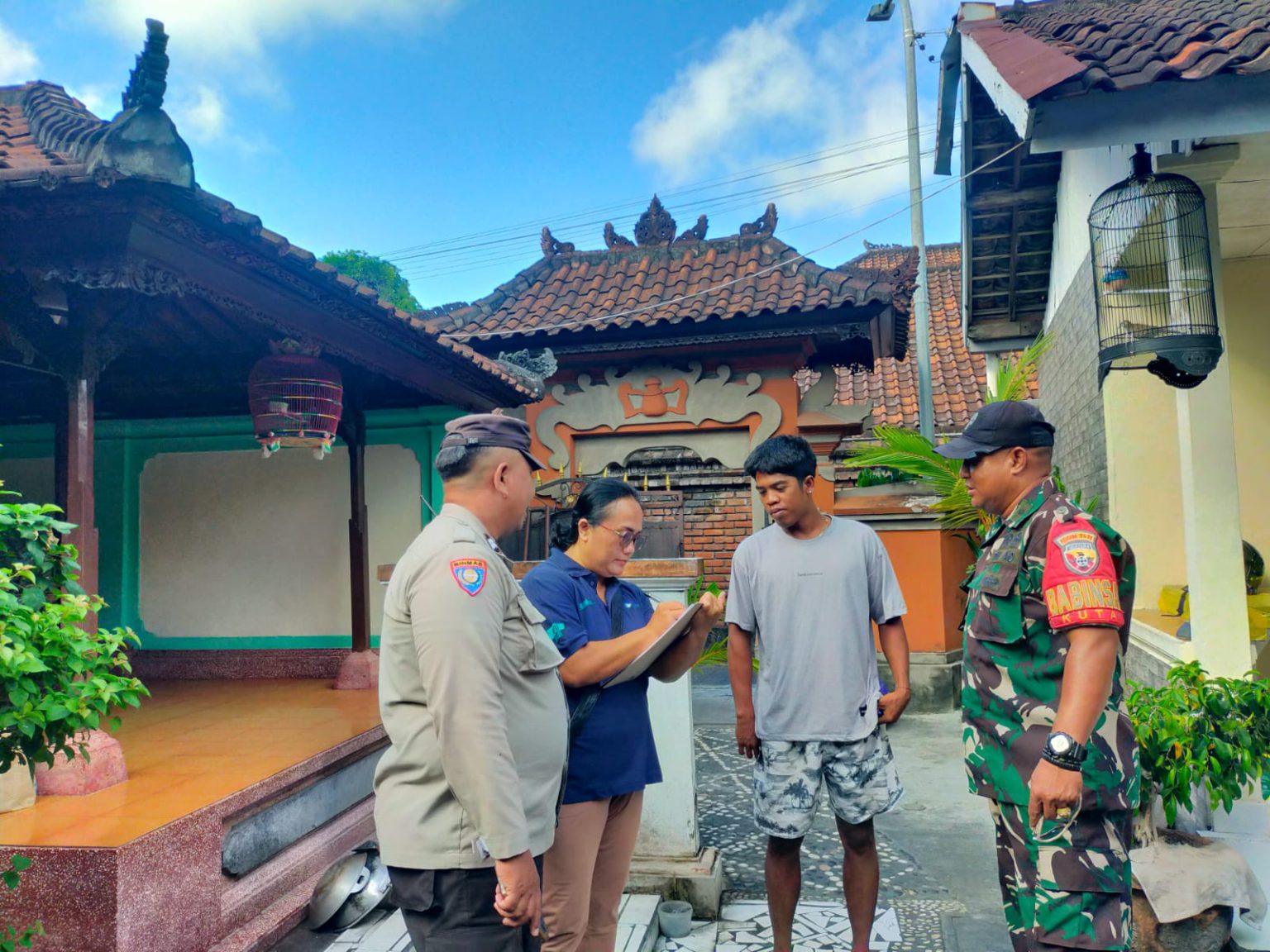 Dalam Menjaga Kebersihan, Babinsa Kuta Atensi Sosialisasi Pemilahan Sampah Di Wilayah Binaanya