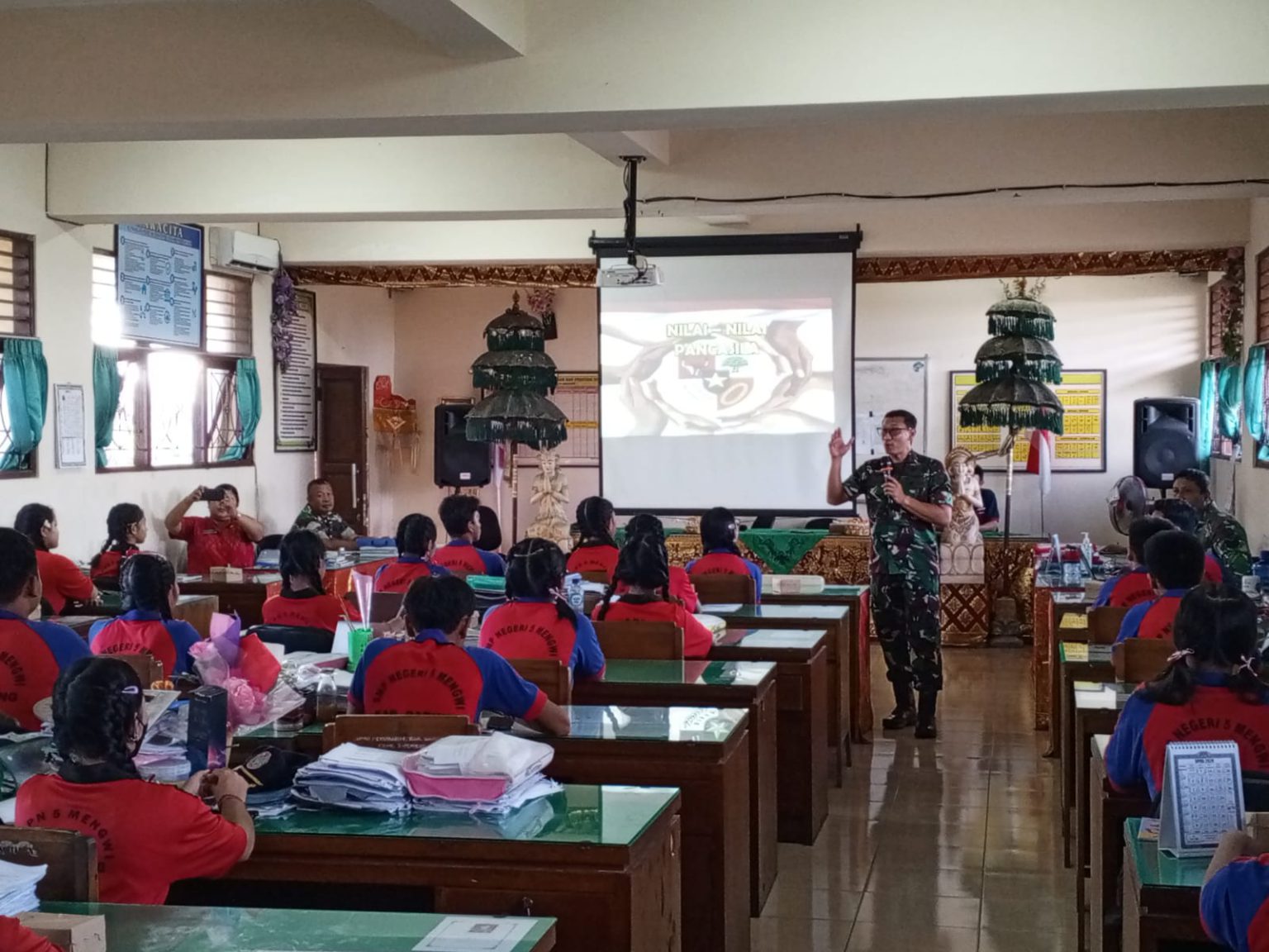 Tingkatkan Jiwa Nasionalisme, Dandim 1611/Badung Berikan Materi Wawasan Kebangsaan Kepada Murid SMPN 5/Mengwi