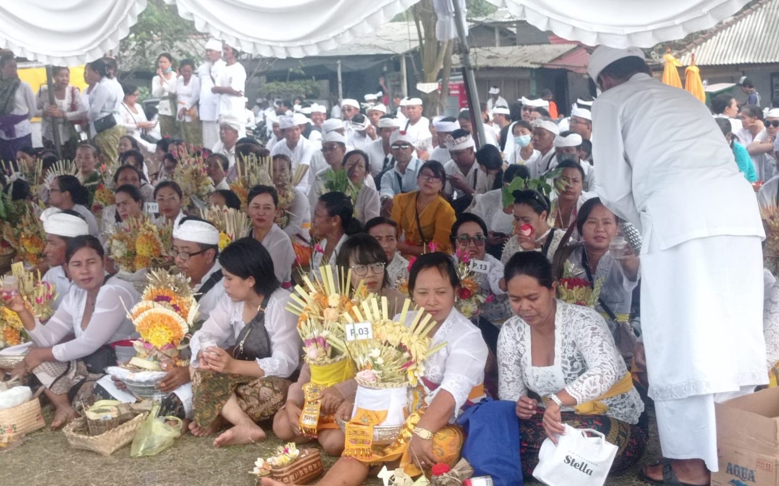 Pastikan Aman dan Lancar Pitre Yadnya Atmawedana, Babinsa Sumerta Kaja Atensi Kegiatan Upacara