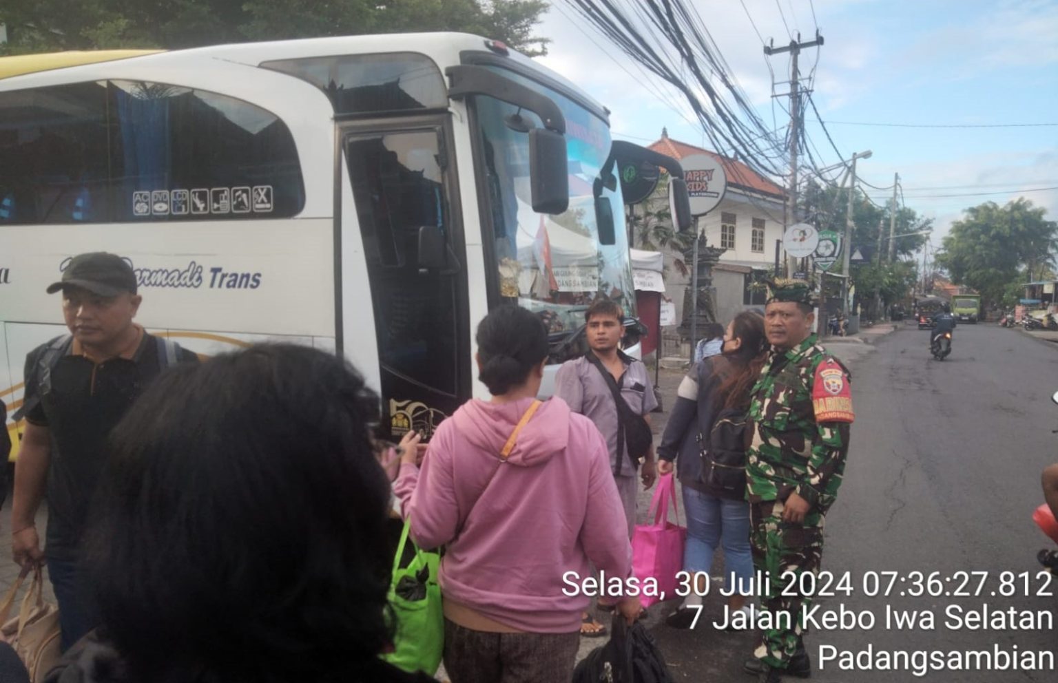 Babinsa Atensi Keberangkatan Para Guru PGRI 4 Denpasar Ke Pura Lumajang