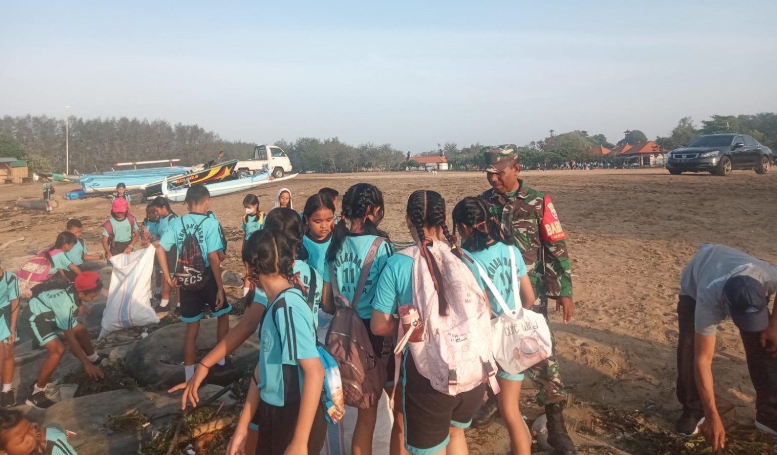 World Clean Up Day Indonesia, Babinsa Sanur Kauh Atensi Kegiatan