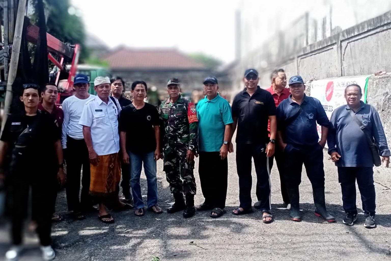 Babinsa Dampingi Kepala Desa Pemecutan Kelod Dampingi Sosialisasi Pemilahan Sampah di TPS Gunung Karang I