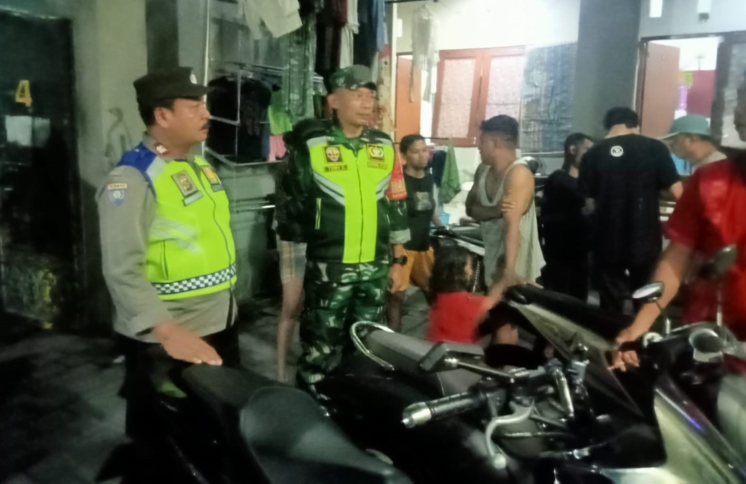 Bersama Aparat Kelurahan Babinsa Dauh Puri Sidak Penduduk Pendatang