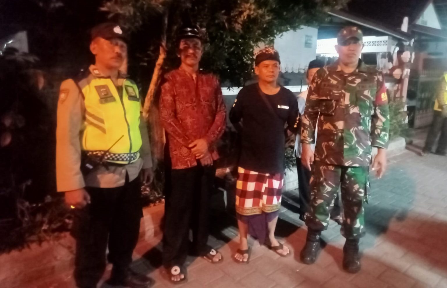 Yakinkan Aman dan Lancar, Babinsa Dauh Puri Kauh Atensi Peringatan Maulid Nabi Muhammad SAW 1446 H