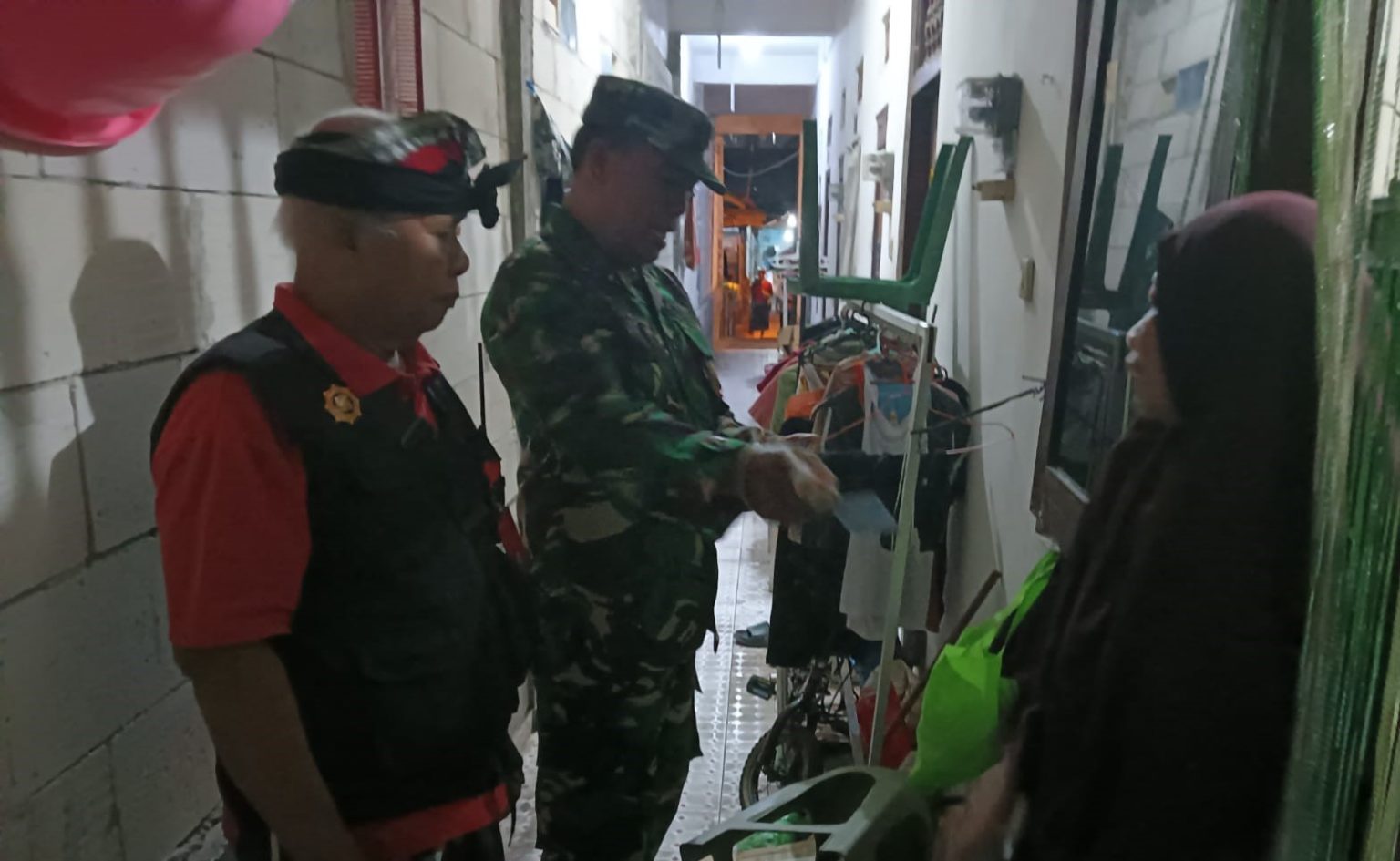 Bersama Aparat Desa, Babinsa Tegal Kertha Lakukan Sidak Penduduk Non Permanen