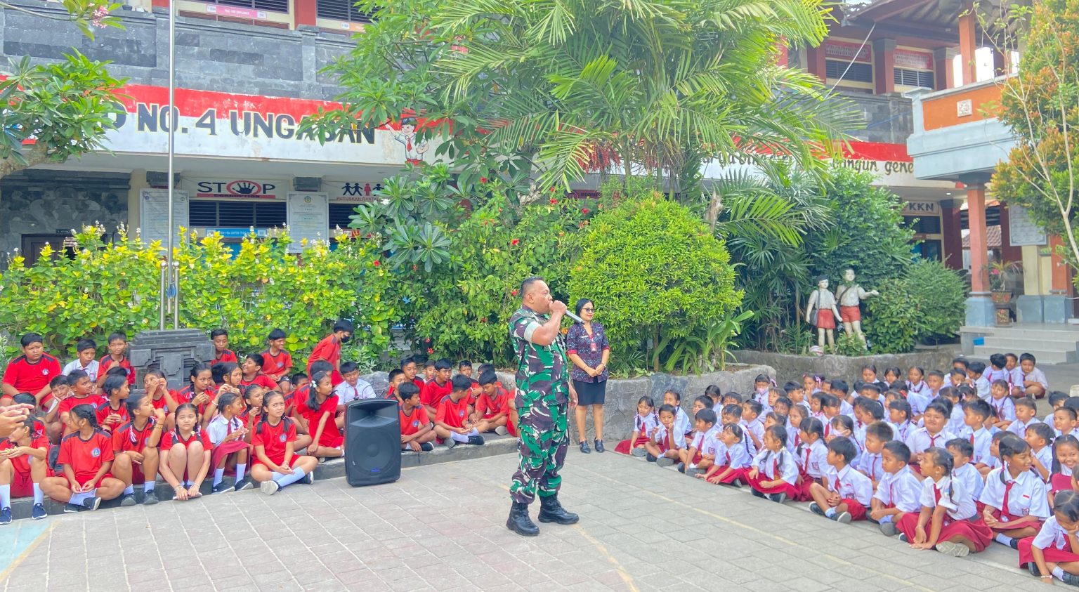 Babinsa Ungasan Kenalkan Menjadi Prajurit TNI-AD Sejak Dini