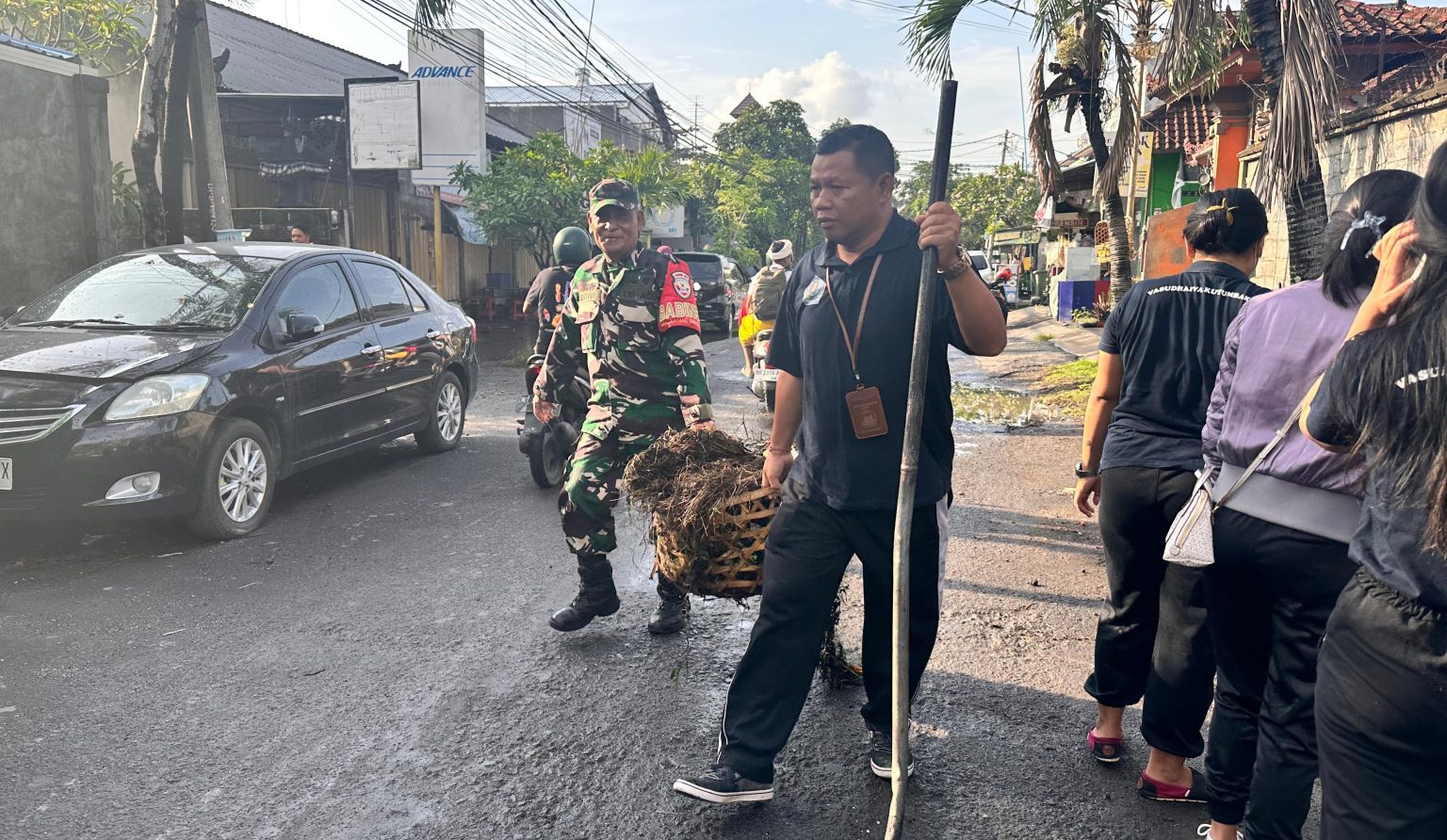 Bersama Aparat Kelurahan dan Masyarakat, Babinsa Padangsambian Lakukan Jum’at Bersih