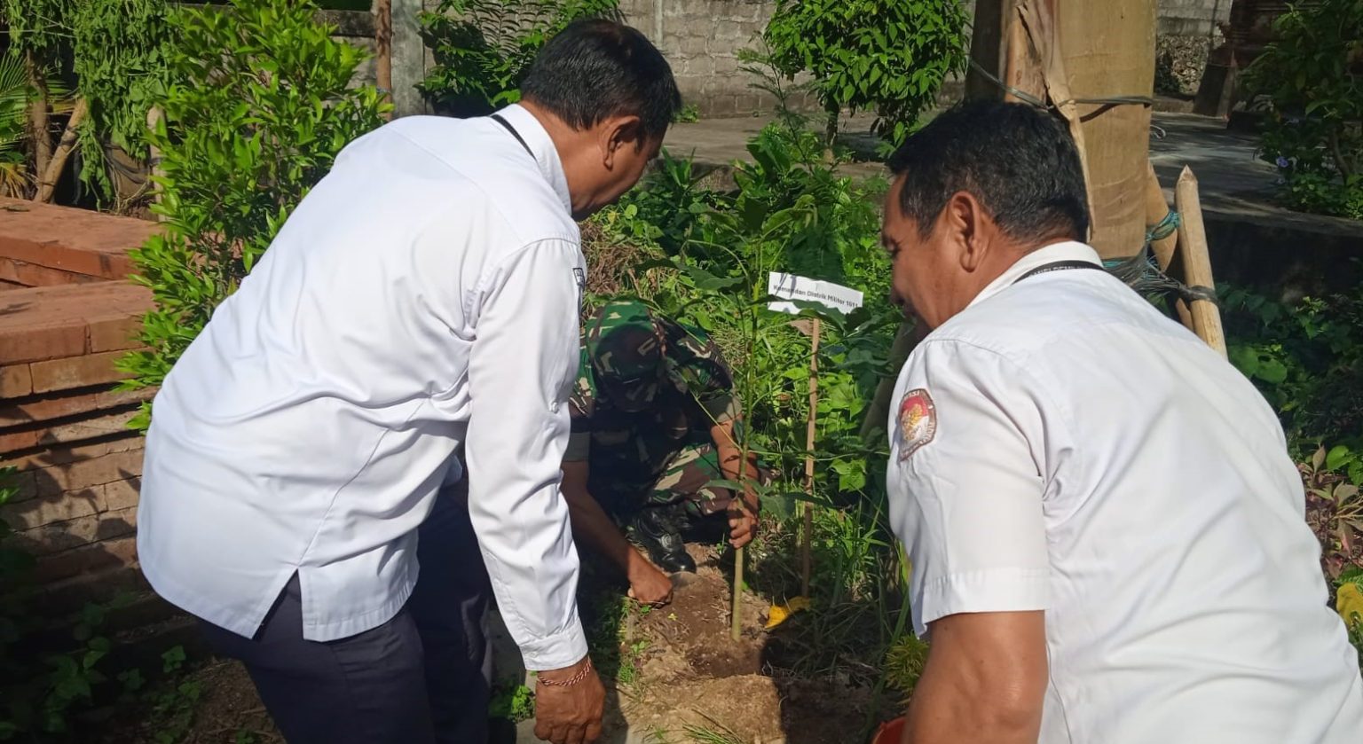 Babinsa Pantau Penanaman Pohon Secara Serentak Wujud Green Election
