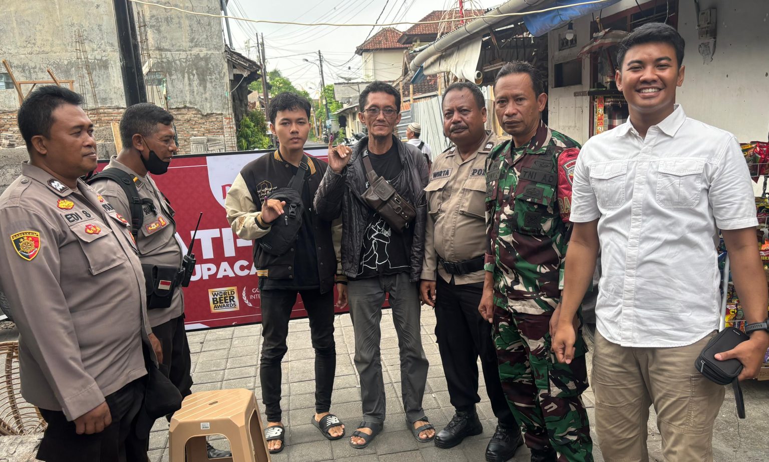 Babinsa Bersama Aparat Setempat Laksanakan Pengamanan Pilkada Tahun 2024