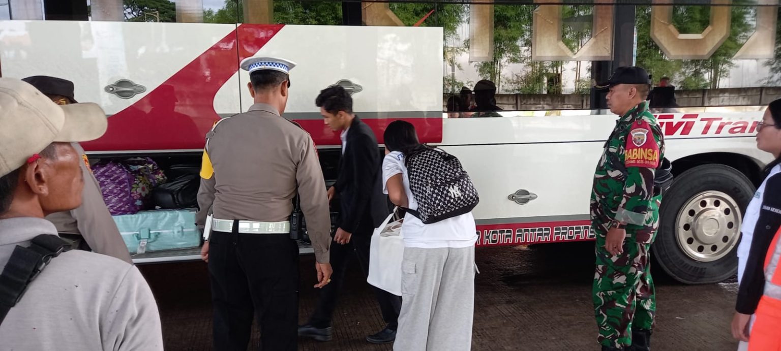 Menjaga Kondusifitas Wilayah, Anggota Kodim 1611/Badung Siaga Di Pos PAM Nataru