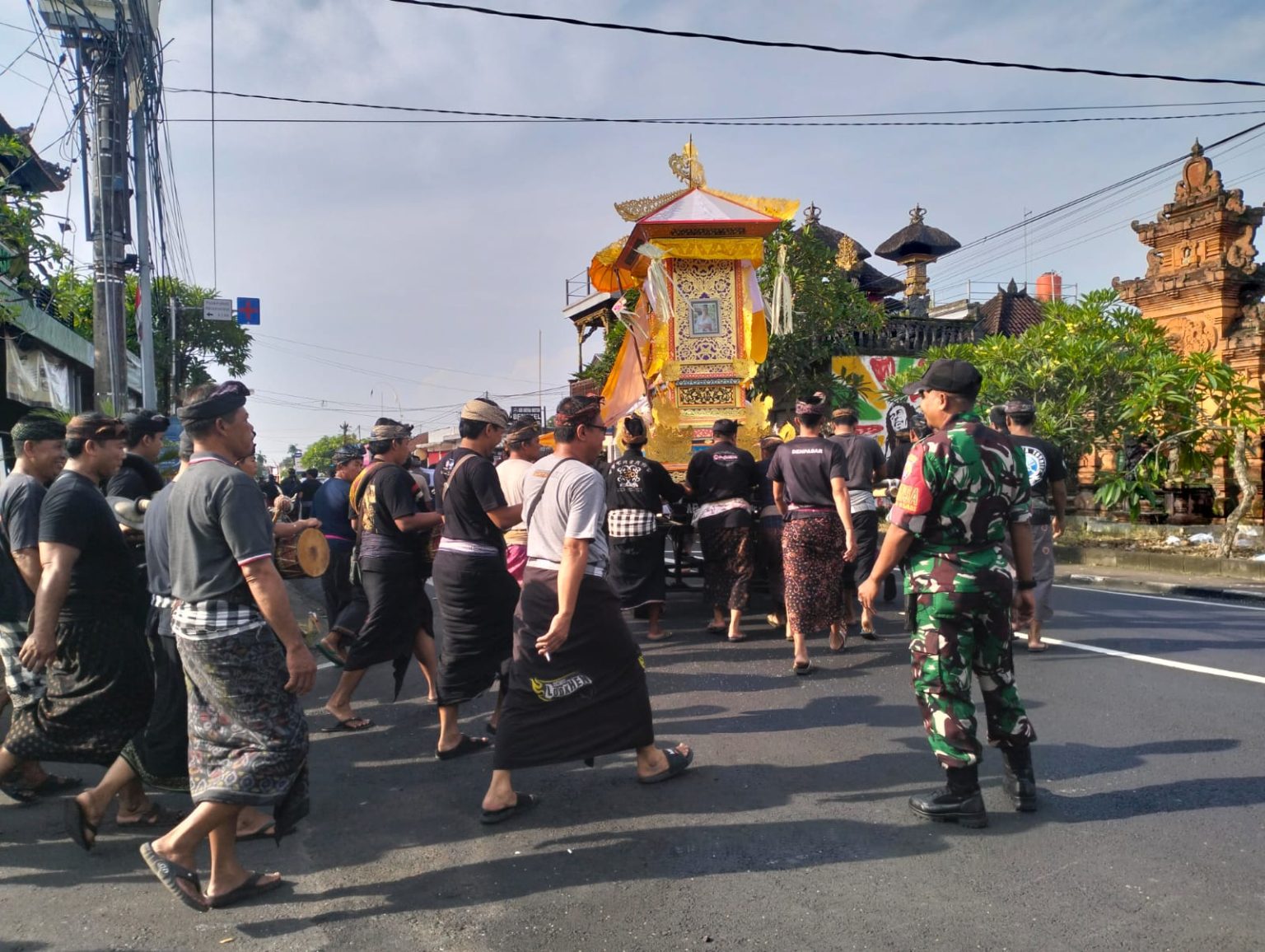 Berikan Kenyamanan Kepada Warga, Babinsa Desa Blahkiuh Amankan Upacara Ngaben