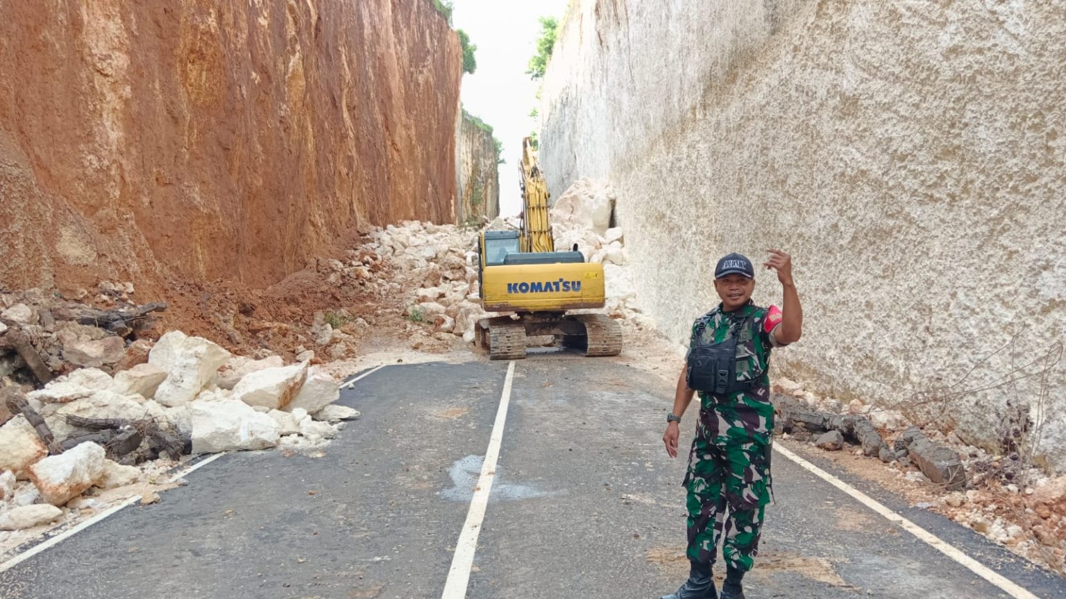 Babinsa Bantu Penanganan Longsor di Wilayah