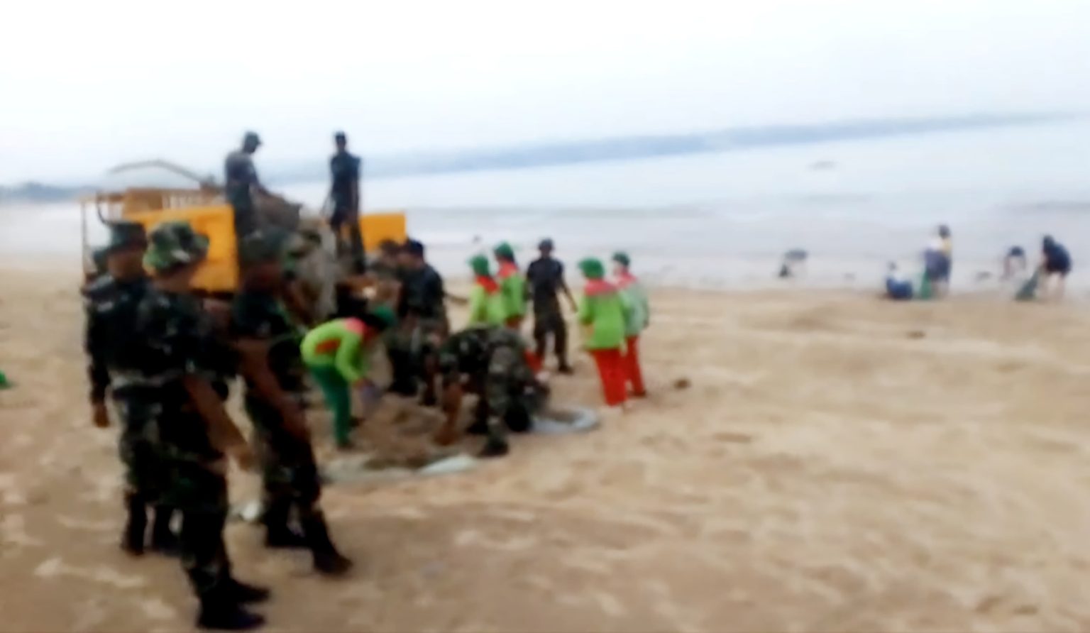 Atasi Sampah Di Pesisir Laut Pantai Kedonganan, Puluhan Prajurit TNI Dikerahkan Dalam Karya Bakti Terpadu