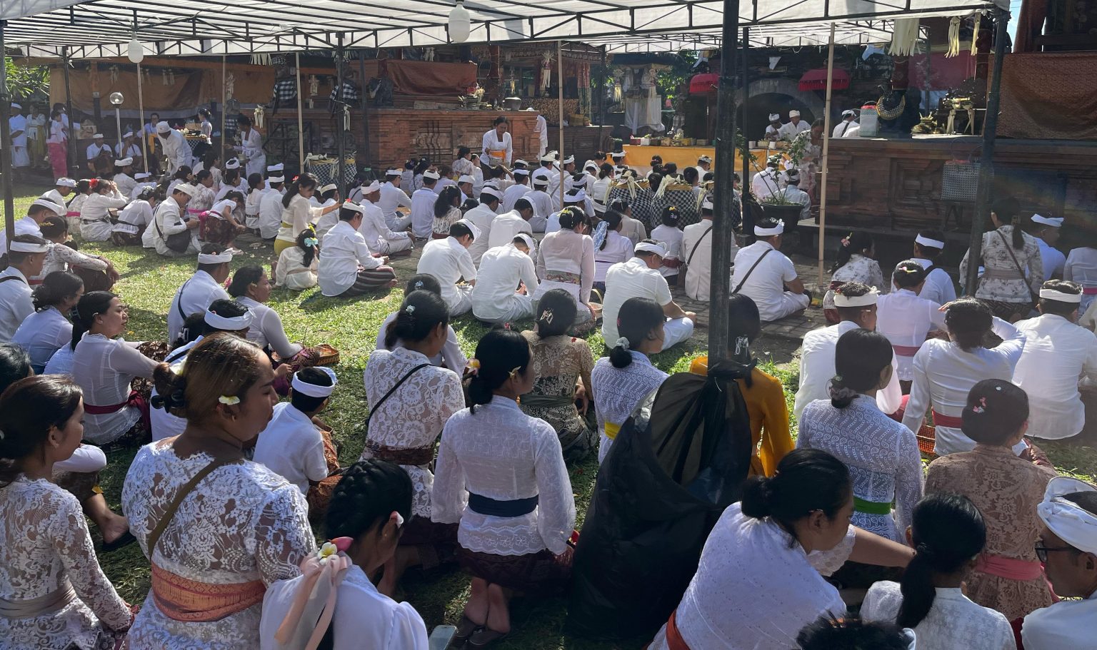 Babinsa Dampingi Persembahyangan Hari Raya Galungan dan Pastikan Berjalan dengan Lancar dan Aman
