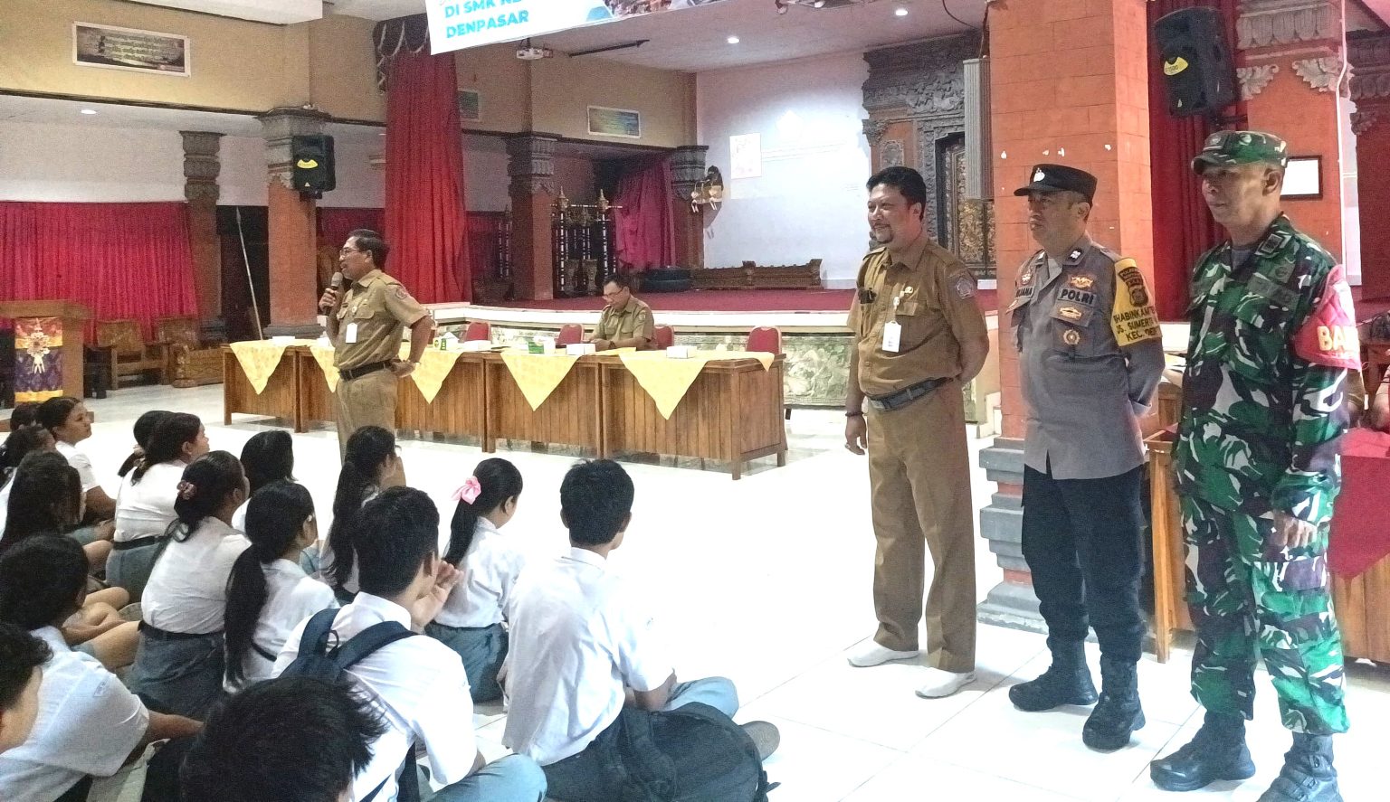 Babinsa Hadiri Pemberian Pembekalan dan Motivasi di Acara Pelepasan Siswa SMKN 5 Denpasar