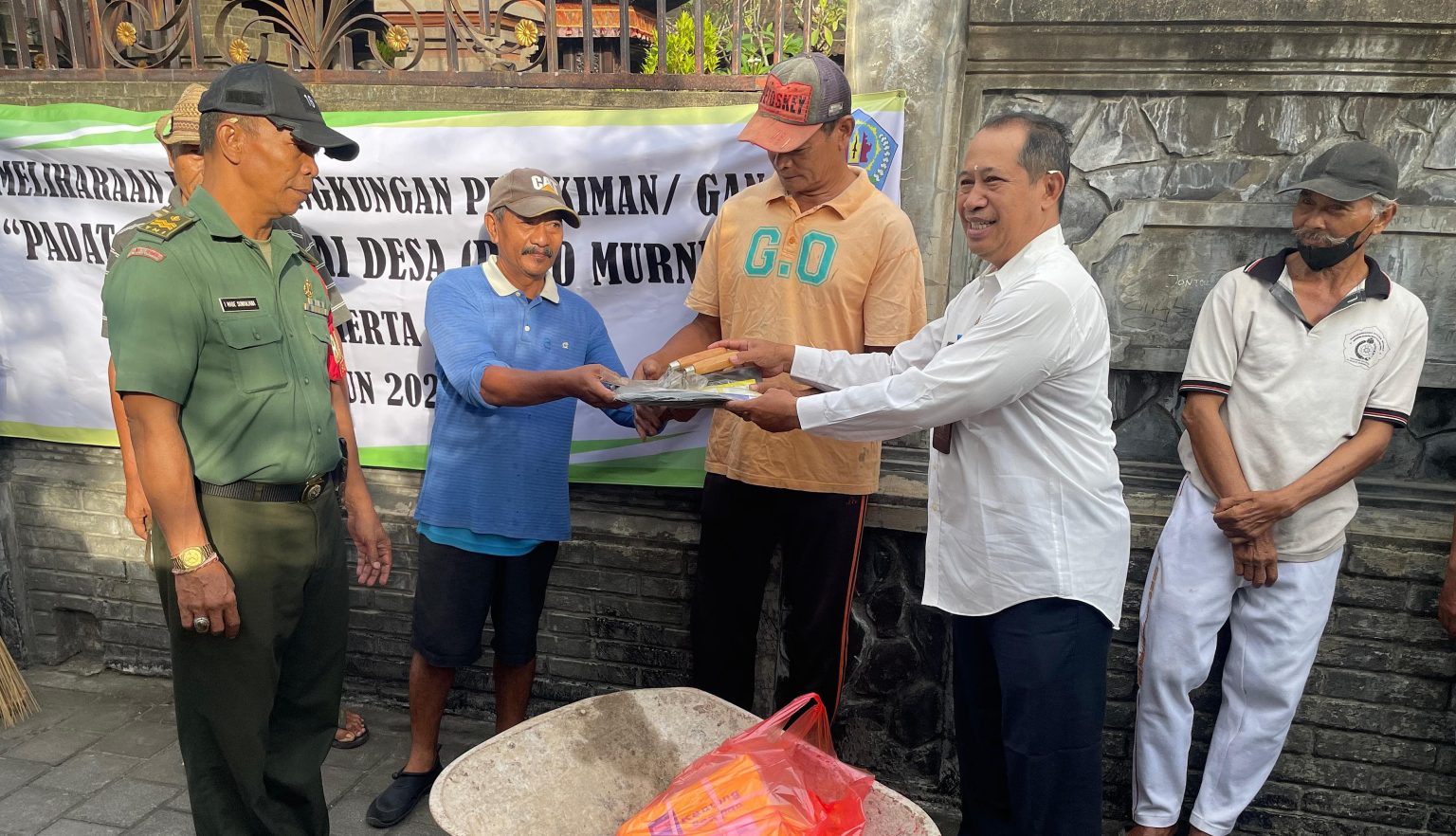 Babinsa Bersama Warga Melakukan Pemeliharaan Jalan Lingkungan Pemukiman/Gang (PKTD Murni)