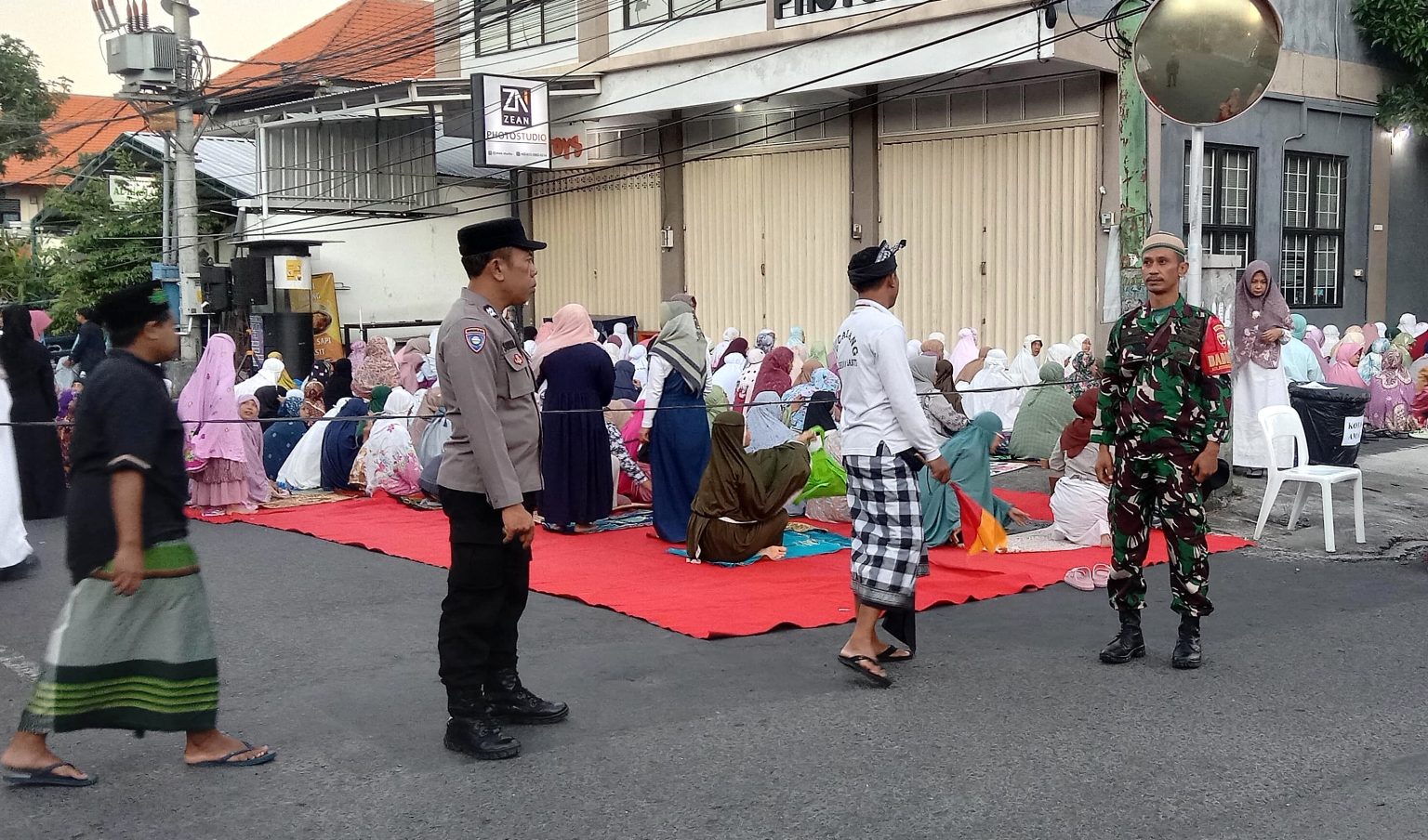 Pastikan Berjalan Aman dan Lancar Babinsa Atensi Sholat Idul Adha di Mushola Al-Hikmah