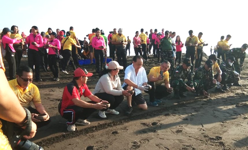Danramil 1611-01/Dentim Turut Hadir dalam Karya Bhakti Bersih Sampah dan Pelepasan Tukik di HUT Polri ke 79