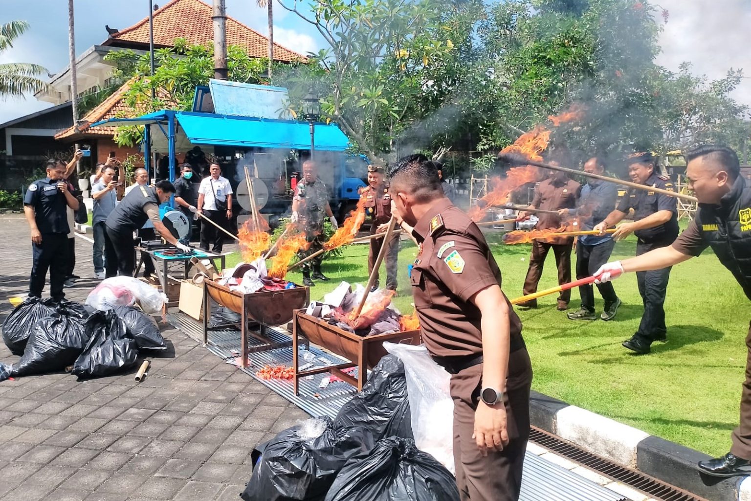 Danramil 1611-04/Mengwi Ikuti Pemusnahan Barang Bukti TIPIDUM, oleh Kejaksaan Negeri Badung
