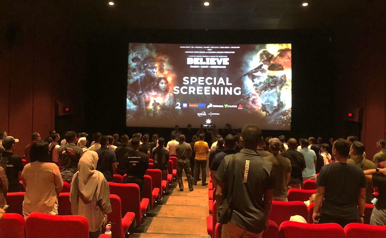 Kemeriahan dan Antusias Personel Kodim 1611/Badung, Nonton Bareng Keluarga di Pemutaran Film Believe