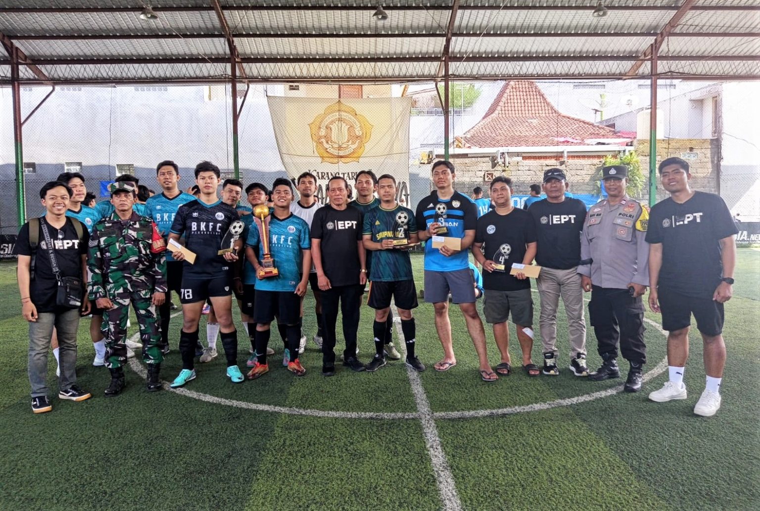 Babinsa Pastikan Keamanan dan Kelancaran Turnamen Futsal di Desa Pemecutan Kelod
