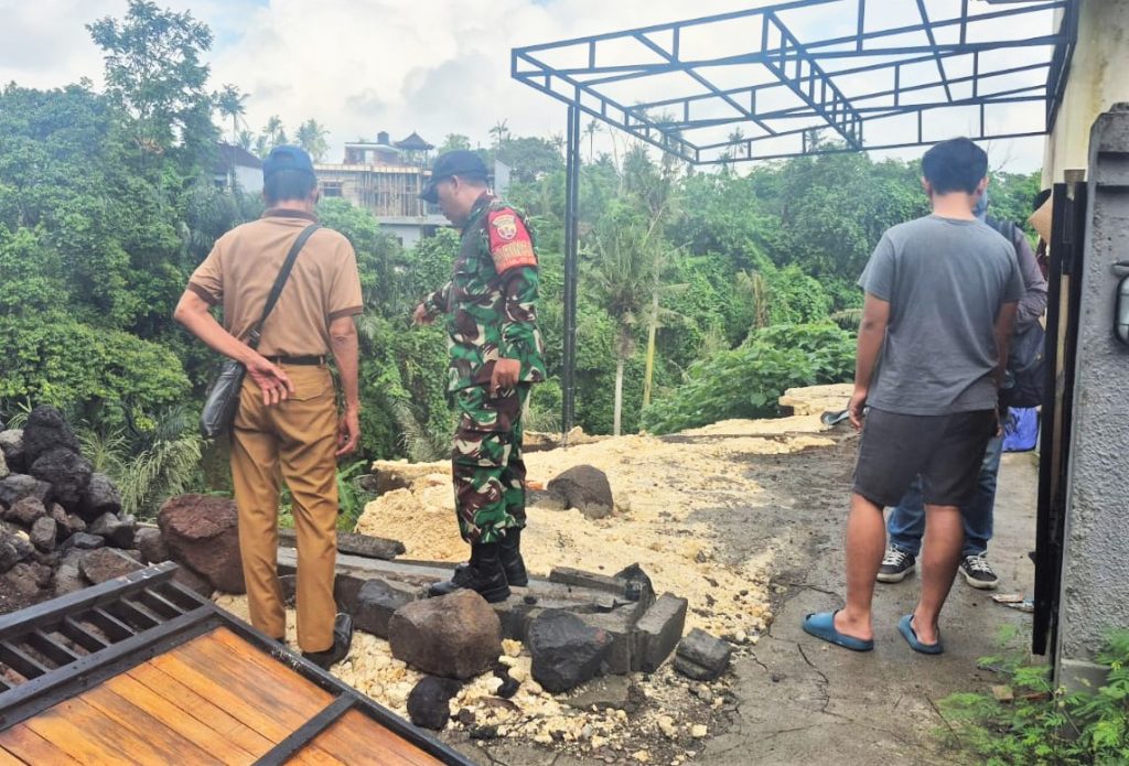 Sigap dan Gerak Cepat Babinsa Sibanggede Mendatangi TKP Bencana Alam Tanah Longsor