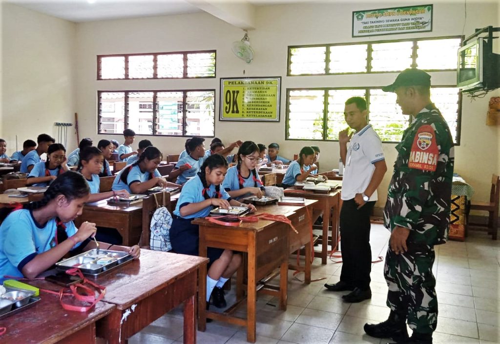 SMPN 6 Denpasar Terima Makan Bergizi Gratis, Babinsa Sesetan Dampingi Pendistribusian