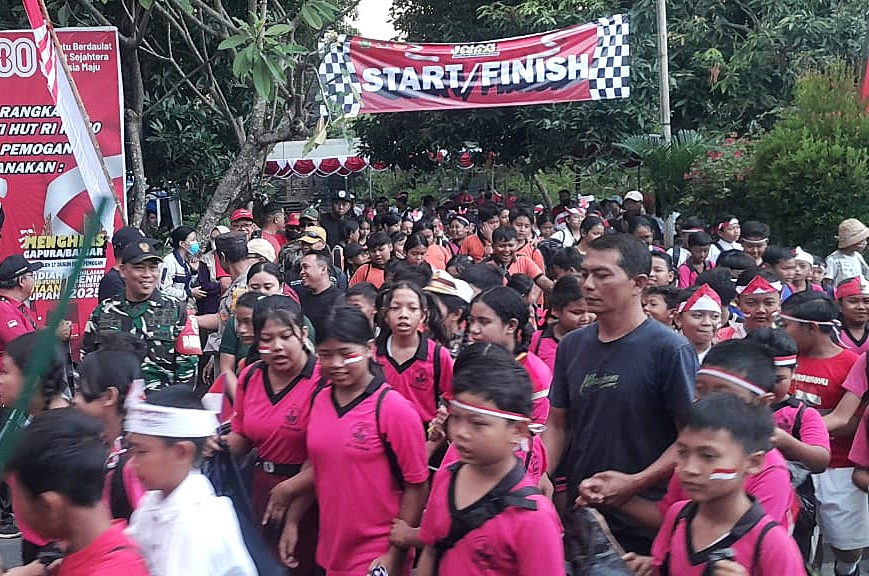Jalan Sehat Meriahkan HUT RI Ke-80 di Desa Pemogan Babinsa Atensi Kegiatan
