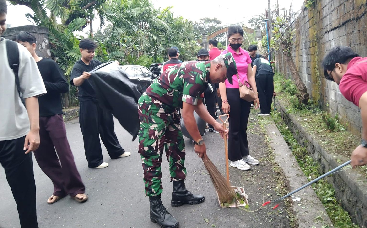 Jumat Pagi Bersih Lingkungan Babinsa dan Masyarakat Gotong Royong