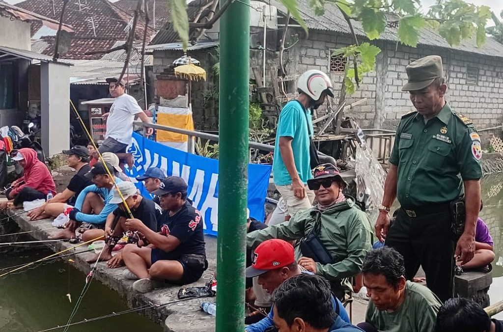 Tukad Cacung Jadi Lokasi Lomba Mancing, Babinsa Pastikan Kegiatan Berjalan Lancar