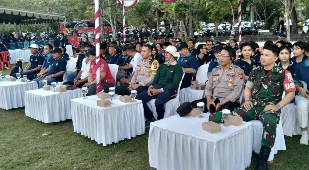 Babinsa Desa Sumerta Kelod Atensi Kegiatan KERBAKSOS Universitas Warmadewa