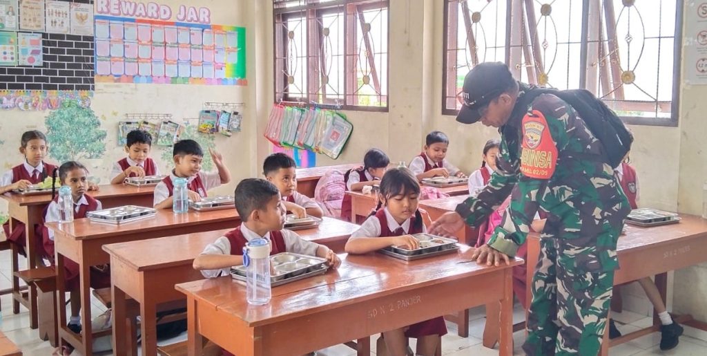 Babinsa Kawal Program Makan Bergizi Gratis Wujudkan Generasi Emas, 437 Siswa Terima Asupan Sehat