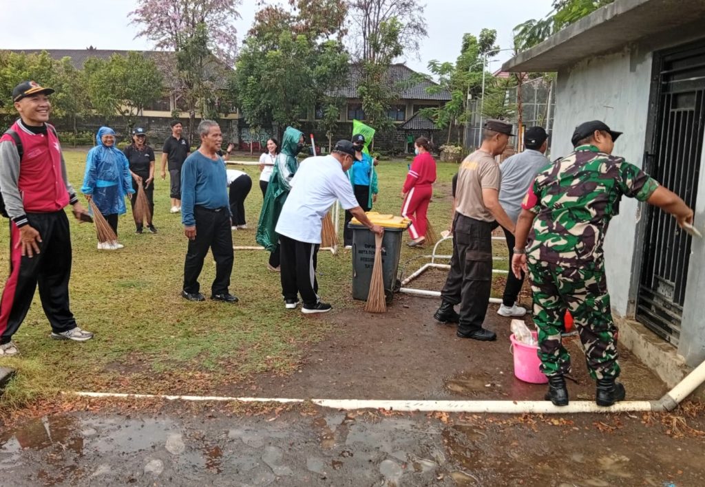 Babinsa Bersama Warga Gelar Kerja Bakti di Desa Dauh Puri Kaja, Wujudkan Lingkungan Bersih dan Lestari