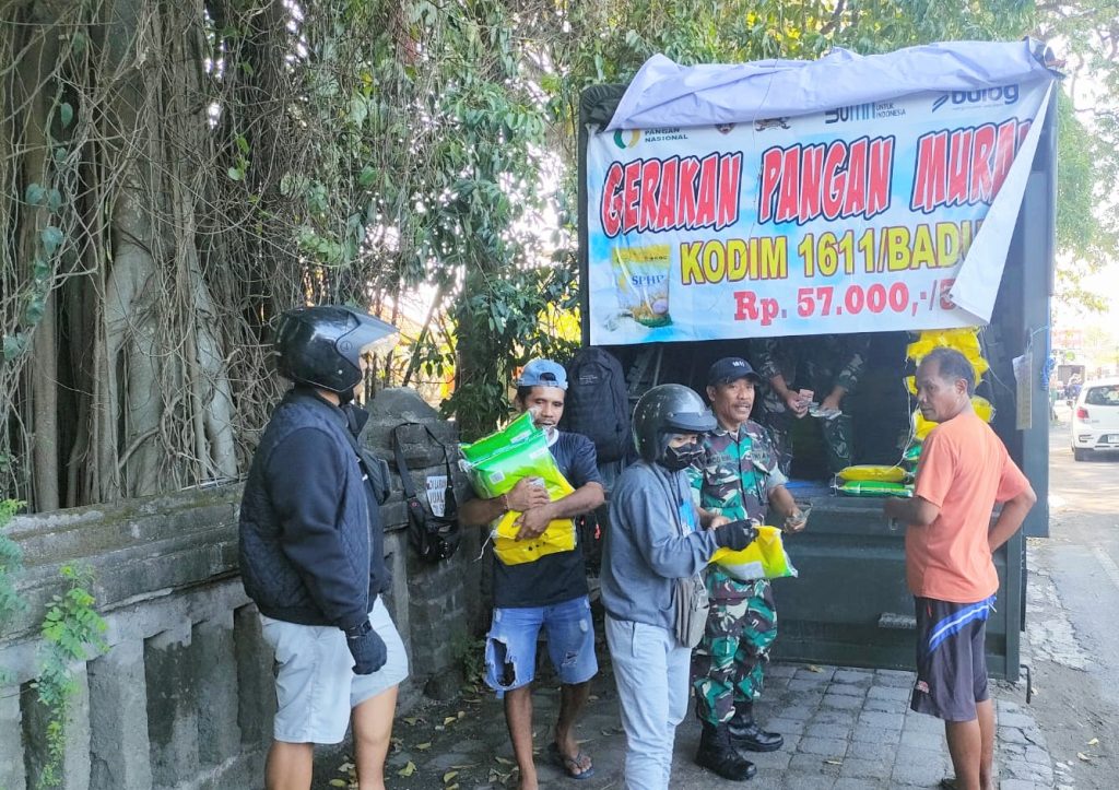 Kodim 1611/Badung Gelar Pasar Murah, Sediakan Beras Harga Terjangkau untuk Warga Desa Pemogan