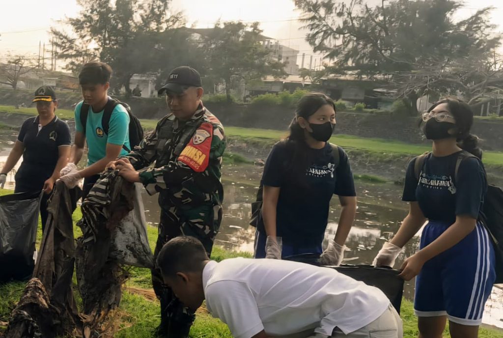Beribu Lokasi Berjuta Aksi, Karang Taruna dan Babinsa Laksanakan Gotong Royong Pasca Banjir