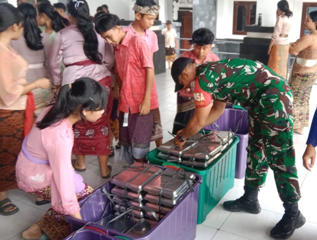 Babinsa Pastikan Pendistribusian MBG kepada Siswa-Siswi Berjalan Lancar