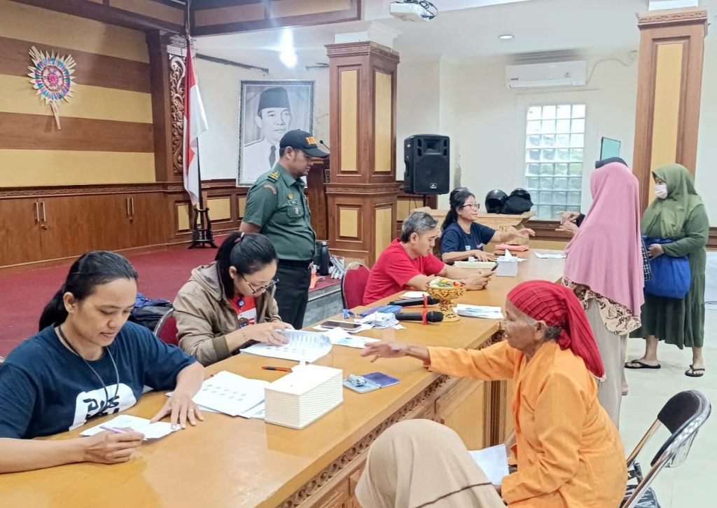 Kehadiran Babinsa Memberikan Rasa Nyaman Bagi Warga dan Petugas dalam Pembagian BLT Kemensos