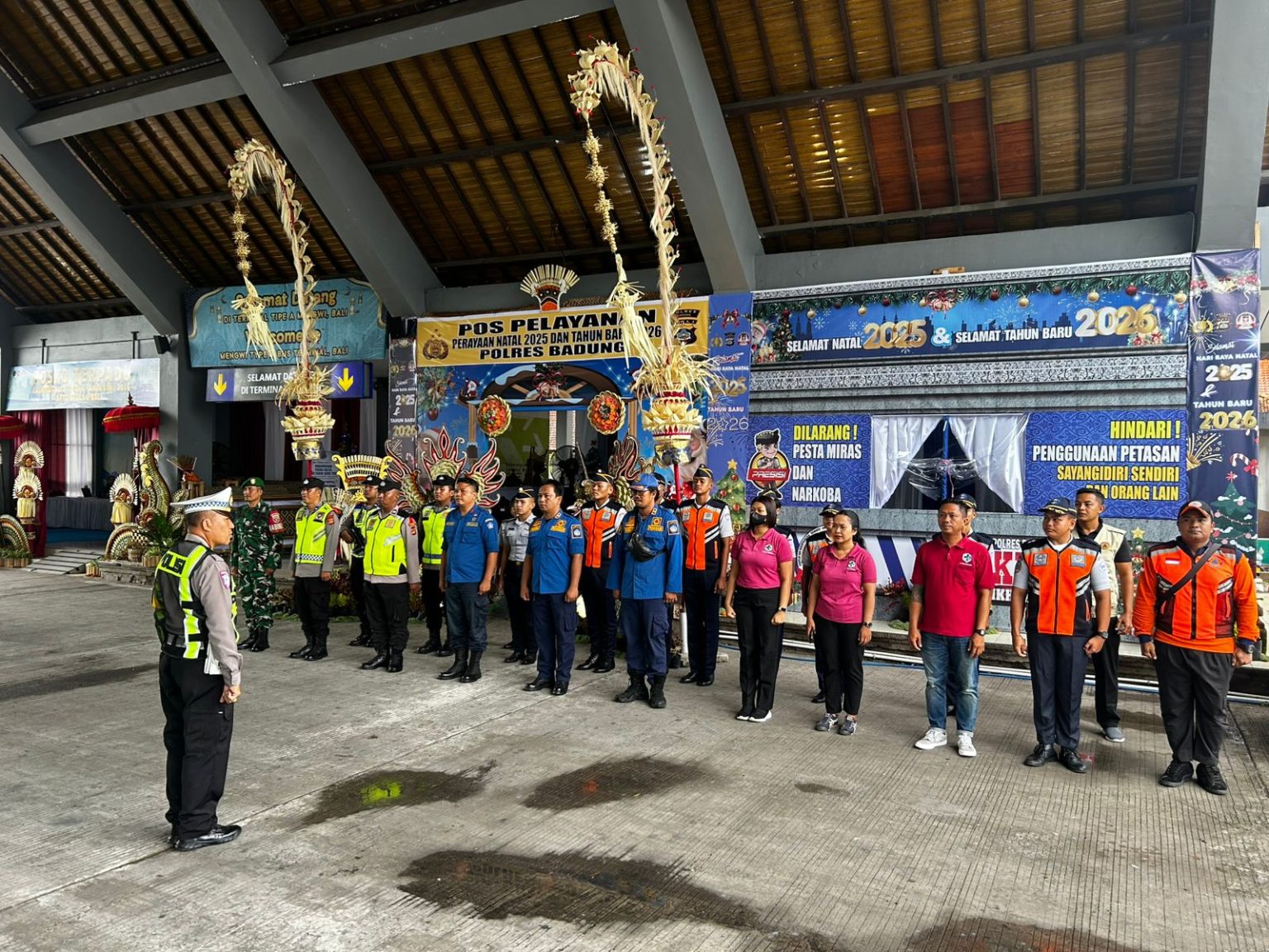 Personel Kodim 1611/Badung & Berbagai Instansi Siaga Jaga Aman Terminal Tipe A Mengwi pada Masa Nataru