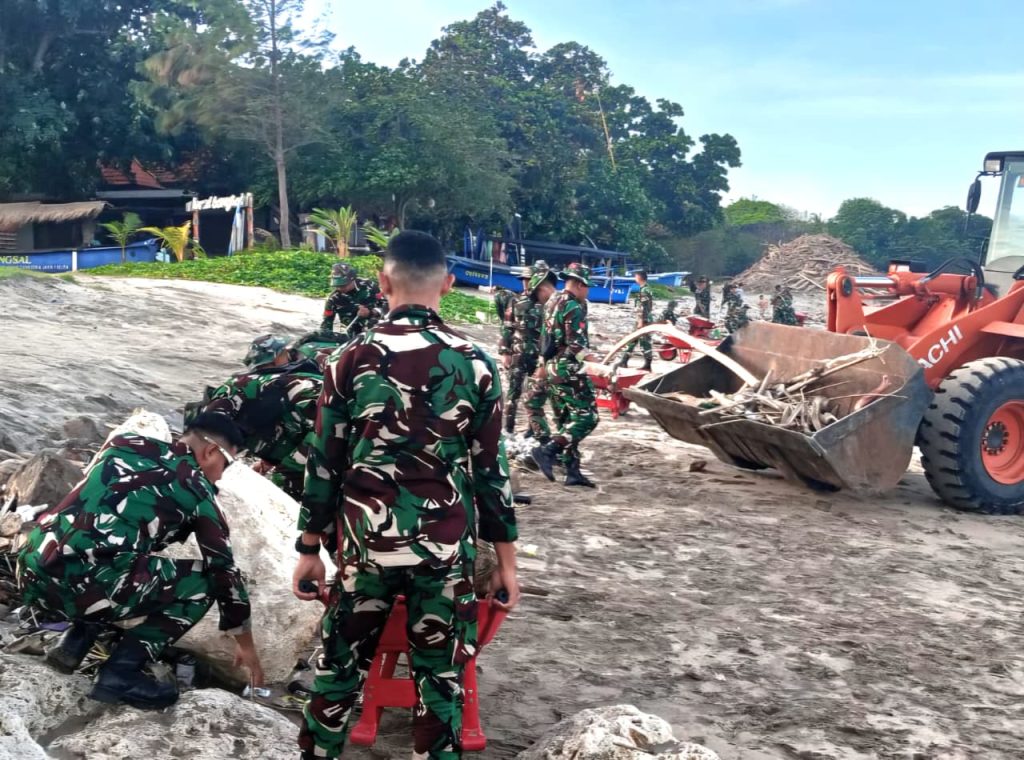 Pantai Kuta dan Kedonganan di Jaga Keasriannya: Kodim Badung dan DLHK Gandeng Tangan Tangani Sampah Laut